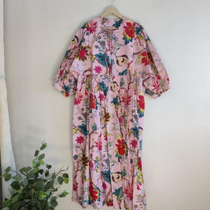 Vestido midi largo de algodón suave con estampado floral a mano. Vestido bohemio para mujer. Vestido con cierre de tiras. Un regalo para tus seres queridos.