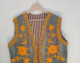 Bunte kurze bestickte Jacke, Boho Weste Suzani Kimono, handgemachter Blumenwestenmantel, Suzani Weste Jacke, Geschenk für sie / Mutter, Einheitsgröße