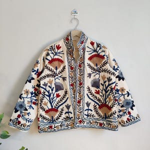 Chaqueta de algodón indio Suzani bordada a mano, prenda exterior étnica elegante y colorida para atuendos de temporada, regalo perfecto de Navidad o cumpleaños.