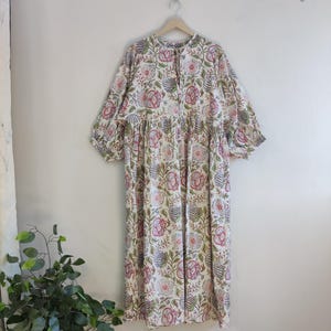 Vestido de verano de algodón suave con estampado floral a mano, vestido midi Kyra, vestidos para mujer, vestido con cierre de cordón, regalo para tus seres queridos.