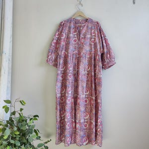 Vestido midi Kyra con estampado floral en bloques de colores claros, minivestido de verano de algodón suave para mujer, escote profundo con cierre de cordón, regalo para ella.