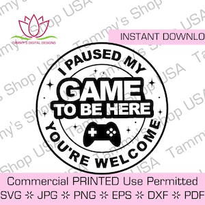 Spiel Pausiert Um hier zu sein Herzlich Willkommen | Kommerzielle Nutzung erlaubt, herunterladbar, SVG, Cricut, Videospiel-Shirt, Playstation, PS5, Switch