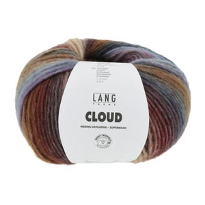 Puede incluir: Ovillo de lana merino Lang Yarns Cloud en tonos marrón, morado y azul. La etiqueta dice "CLOUD MERINO EXTRAFINE - SUPERWASH". La lana es respetuosa con las ovejas y sin mulsing.