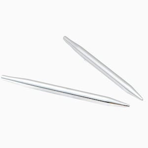 Peut inclure: Deux aiguilles à tricoter argentées, l'une posée horizontalement et l'autre en diagonale, avec des pointes pointues.