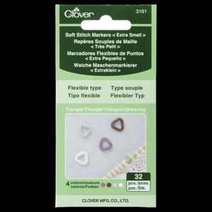 Puede incluir: Un paquete de marcadores de punto Clover Soft, extra pequeños, en varios colores. El paquete incluye 32 marcadores de punto triangulares. El texto en el paquete incluye el logotipo de Clover e información del producto.