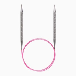 Peut inclure: Une paire d'aiguilles à tricoter circulaires argentées avec un cordon rose. Les aiguilles ont un design torsadé.