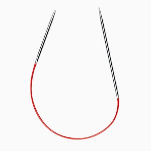 Puede incluir: Un par de agujas de tejer circulares rojas con puntas plateadas.