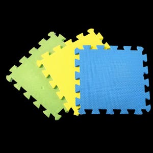 Può includere: Tre tappetini ad incastro in schiuma, verde, giallo e blu. Ogni tappetino ha una superficie strutturata e un bordo a forma di puzzle per un facile collegamento. I tappetini sono progettati per la sicurezza e il comfort.