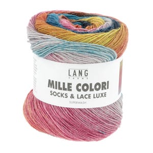 Może przedstawiać: Motka włóczki Lang Yarns Mille Colori Socks & Lace Luxe Superwash w wielokolorowym wzorze ombre. Włóczka jest mieszanką kolorów, w tym różowego, niebieskiego, żółtego i pomarańczowego.