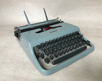 Olivetti Lettera 22 (91105914) máquina de escribir vintage, máquina de escribir clásica, regalo de cumpleaños, regalos para escritores, regalo inusual, trabajando,