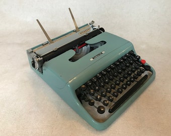 Olivetti Lettera 22 (XS752941) vintage typewriter, birthday gift, gift for writers, unusual gift, gifts for students, working