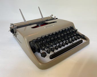 Olivetti Lettera 22 (XS672987) 1957 vintage typewriter, elite font, birthday gift, gift for writers, gifts for students, working