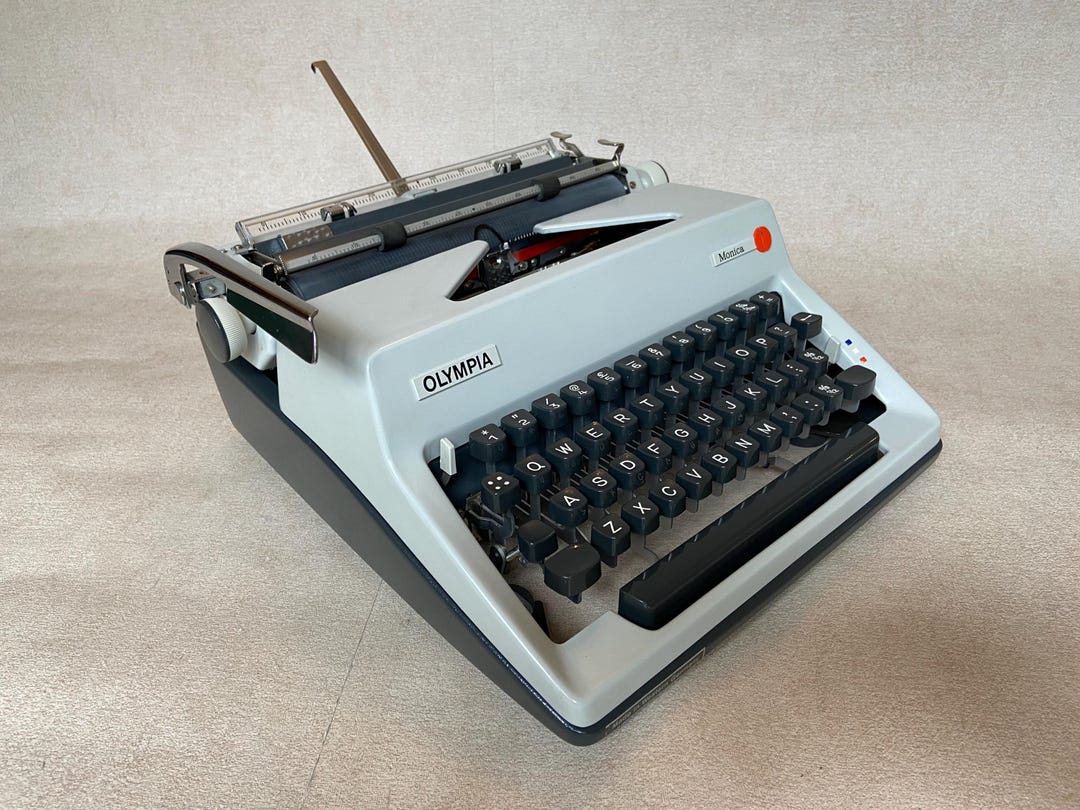 。。。様 オリンピア・モニカのヴィンテージポータブルタイプライター、作家への