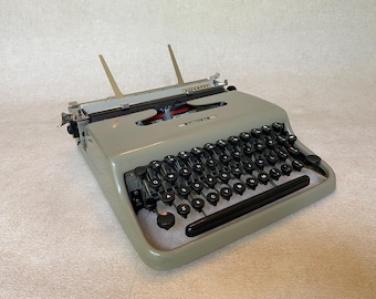 Olivetti Lettera 22 (S697739) 1957 vintage typewriter, pica font, birthday gift, gift for writers, gifts for students, working