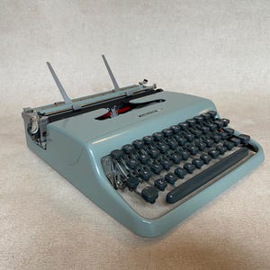 Olivetti Lettera 22 (91014559) vintage typewriter, classic typewriter, birthday gift, gifts for writers, unusual gift, working,