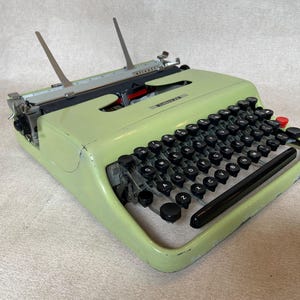 Olivetti Lettera 22 (S692264) vintage typewriter, birthday gift, gift for writers, unusual gift, gifts for students, working