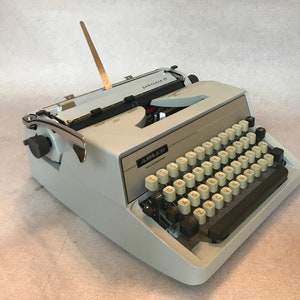 Adler Gabriele 25 vintage typewriter, classic typewriter, birthday gift, gifts for writers, gifts for students, working