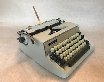 Adler Gabriele 25 vintage typewriter, classic typewriter, birthday gift, gifts for writers, gifts for students, working