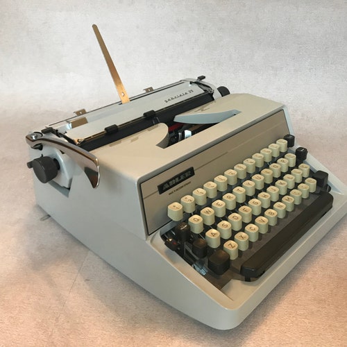 Machine à écrire vintage Adler Gabriele 25, machine à écrire classique, cadeau d'anniversaire, cadeaux pour les écrivains, cadeaux pour les étudiants, travail