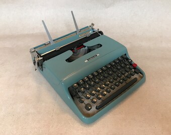 Olivetti Lettera 22 (91002805) vintage typewriter, classic typewriter, birthday gift, gifts for writers, unusual gift, working,