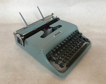 Olivetti Lettera 22 (91001856) vintage typewriter, classic typewriter, birthday gift, gifts for writers, unusual gift, working,