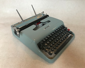 Olivetti Lettera 22 (91074743) máquina de escribir vintage, máquina de escribir clásica, regalo de cumpleaños, regalos para escritores, regalo inusual, trabajando,