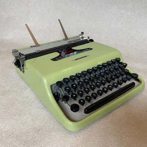 Olivetti Lettera 22 (XS749272) vintage typewriter, birthday gift, gift for writers, unusual gift, working