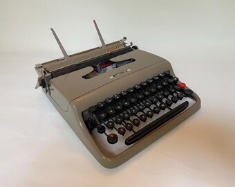 Olivetti Lettera 22 (S659216) 1957 vintage typewriter, elite font, birthday gift, gift for writers, gifts for students, working