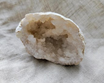 Quartz Geode - Raw Stone - Lithotherapy - Natural Stones - Acceptance - Light - Harmony - Relationship - Openness - 139 grams