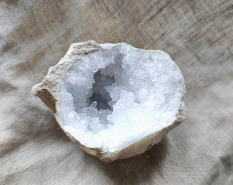 Quartz Geode - Raw Stone - Lithotherapy - Natural Stones - Acceptance - Light - Harmony - Relationship - Openness - 189 grams