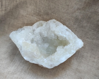 Quartz Geode - Raw Stone - Lithotherapy - Natural Stones - Acceptance - Light - Harmony - Relationship - Openness - 105 grams