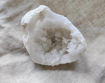 Quartz Geode - Raw Stone - Lithotherapy - Natural Stones - Acceptance - Light - Harmony - Relationship - Openness - 98 grams