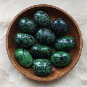 Zoisite - Tumbled Stone - Lithotherapy - Natural Stones - Rebirth - Self-Understanding - Growth - Fulfillment - Balance