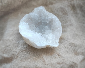 Quartz Geode - Raw Stone - Lithotherapy - Natural Stones - Acceptance - Light - Harmony - Relationship - Openness - 87 grams