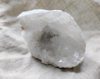 Quartz Geode - Raw Stone - Lithotherapy - Natural Stones - Acceptance - Light - Harmony - Relationship - Openness - 141 grams