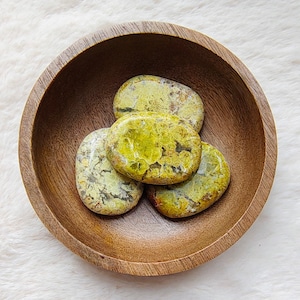 Peut inclure: Quatre pierres polies de forme ovale, de couleur verte et jaune, dans un bol en bois. Les pierres ont un motif marbré et sont lisses au toucher.