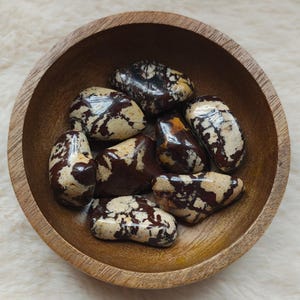 Chokladjaspis - Tumlad sten - Litoterapi - Naturstenar - Jordning - Stabilitet - Integritet - Ärlighet - Vänlighet - Kärlek