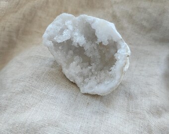 Quartz Geode - Raw Stone - Lithotherapy - Natural Stones - Acceptance - Light - Harmony - Relationship - Openness - 99 grams