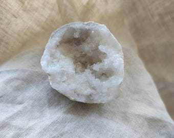 Quartz Geode - Raw Stone - Lithotherapy - Natural Stones - Acceptance - Light - Harmony - Relationship - Openness - 81 grams