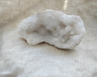 Quartz Geode - Raw Stone - Lithotherapy - Natural Stones - Acceptance - Light - Harmony - Relationship - Openness - 131 grams