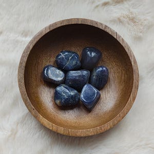 Cordierite - Tumbled Stone - Lithotherapy - Natural Stones - Intuition - Mediumship - Initiative - Vision - Spirituality - Dreams