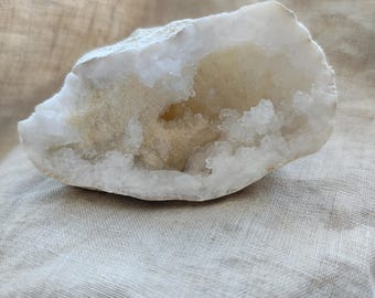 Quartz Geode - Raw Stone - Lithotherapy - Natural Stones - Acceptance - Light - Harmony - Relationship - Openness - 134 grams