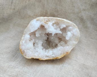 Quartz Geode - Raw Stone - Lithotherapy - Natural Stones - Acceptance - Light - Harmony - Relationship - Openness - 82 grams