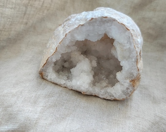 Quartz Geode - Raw Stone - Lithotherapy - Natural Stones - Acceptance - Light - Harmony - Relationship - Openness - 199 grams