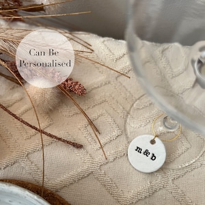 Amuletos de vino personalizados - Nombres de lugares de arcilla - Amuletos de copas de vino - Tarjetas de lugar de boda - Favor de boda - Nombre de regalo de despedida de soltera Recuerdo del lugar