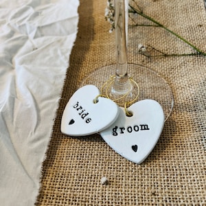 Personalisierte Wein Charms - Ton Ortsnamen - Weinglas Charms - Hochzeit Tischkarten - Hochzeitsbevorzugung - Hen Party Geschenk Name Ort Andenken