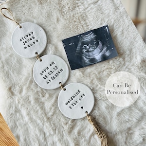 Colgante personalizado de la pared del regalo del nuevo bebé, nuevo recuerdo de arcilla del bebé, regalo del bebé de bienvenida, decoración de la guardería, colgante de la pared del nuevo bebé, regalo para el recién nacido