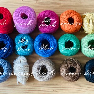 Puede incluir: Surtido de 15 ovillos de hilo de diferentes colores, incluyendo rojo, rosa, naranja, amarillo, azul marino, azul, verde, lima, lila, natural, vis&oacute;n, marr&oacute;n y negro.