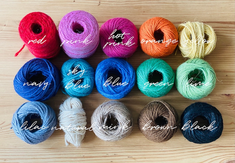 Puede incluir: Surtido de 15 ovillos de hilo de diferentes colores, incluyendo rojo, rosa, naranja, amarillo, azul marino, azul, verde, lima, lila, natural, vis&oacute;n, marr&oacute;n y negro.