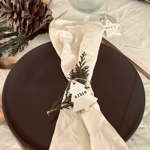 Cravatta portatovagliolo di Natale personalizzata - Anello portatovagliolo - Nomi dei luoghi in argilla - Decorazioni per la tavola di Natale - Nome regalo della festa di Natale Luogo ricordo
